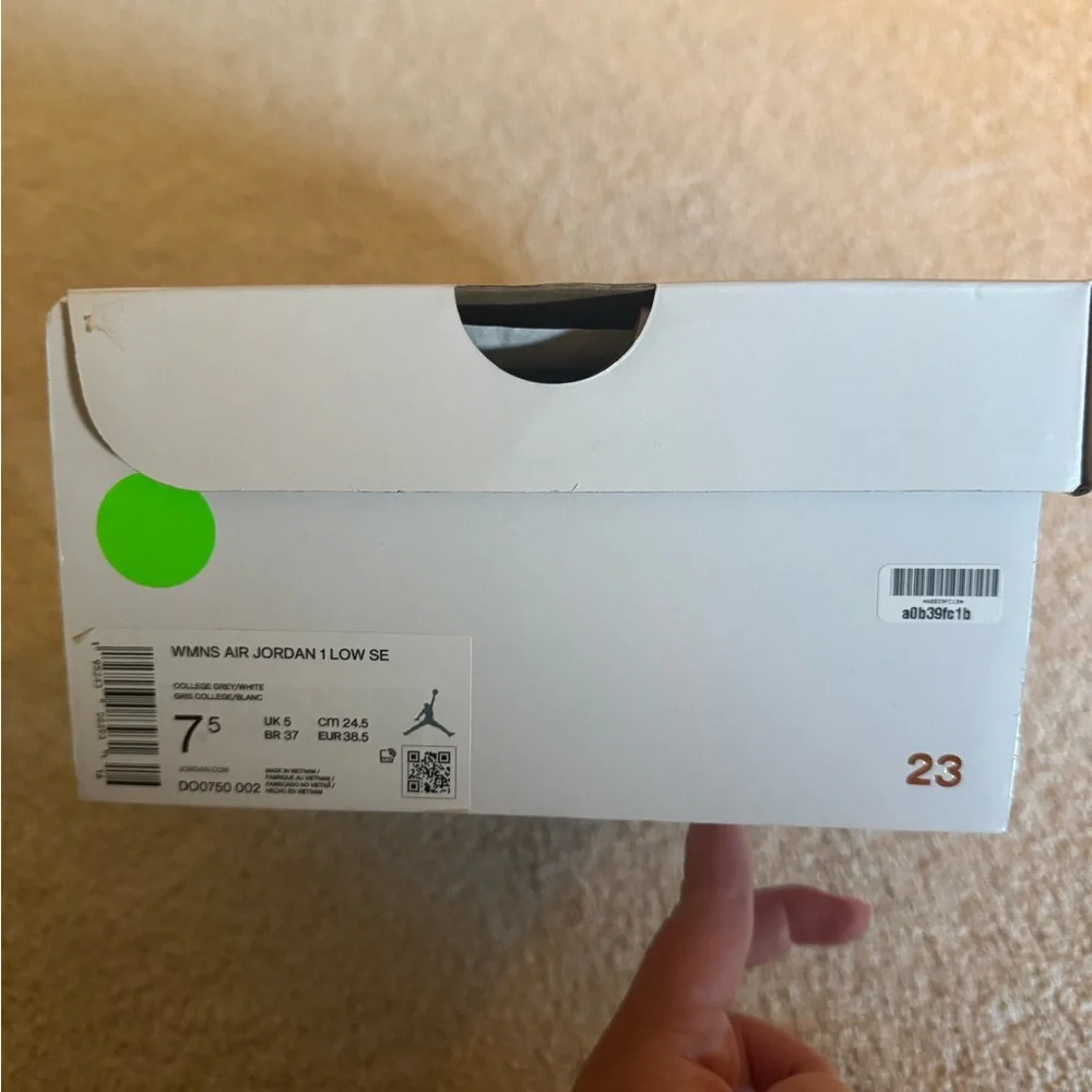 Women’s Air Jordan 1 Low SE Sherpa Fleece - Picture 8 of 11